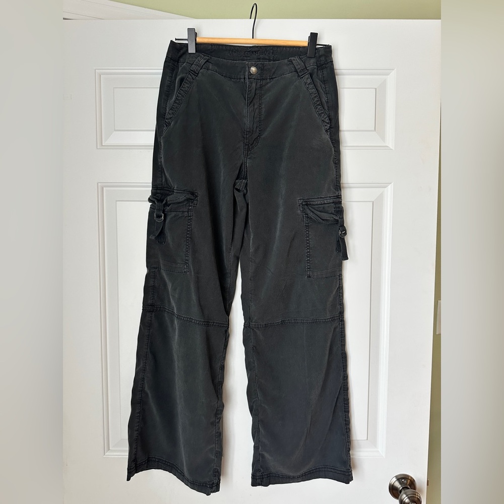 American Eagle High Rise Black Cargo Pants, size 8R